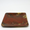 Petite assiette carrée en nériage ocre rouge, noir et blanc