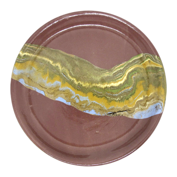 Petite assiette parme en céramique, décor en nériage polychrome