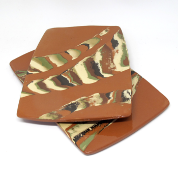 Deux assiettes à sushi céramique rouge et nériage polychrome