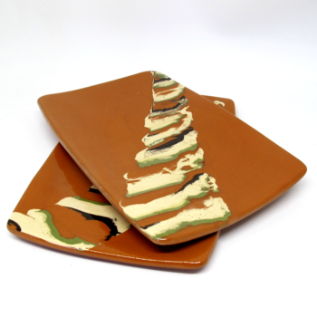 Deux assiettes à sushi céramique ocre rouge et décor nériage polychrome